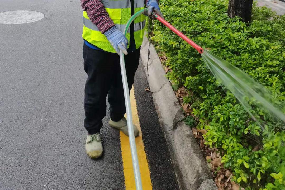 春季园林绿化养护浇水